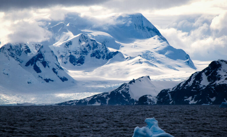 من يملك القارة القطبية الشمالية والجنوبية؟