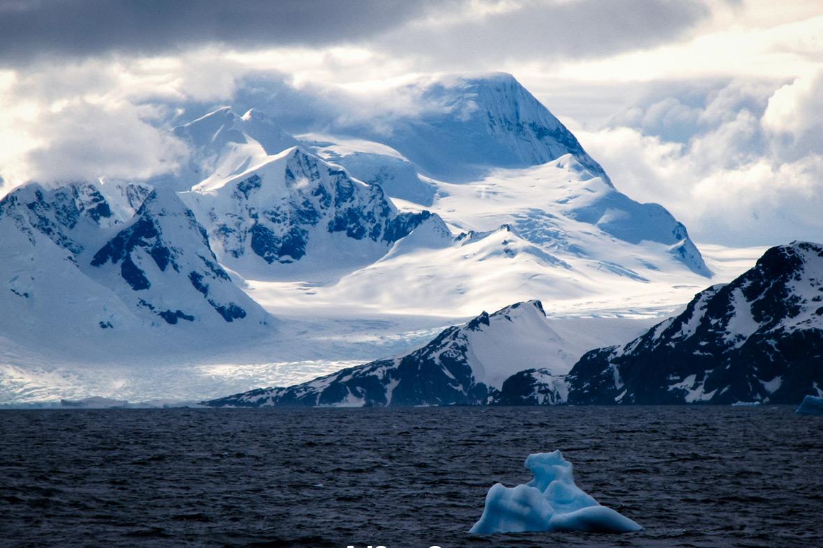 من يملك القارة القطبية الشمالية والجنوبية؟